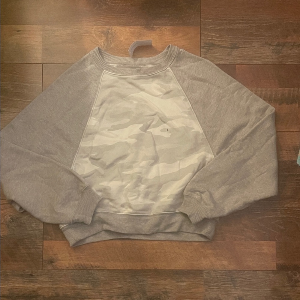 American Eagle Outfitters Gray and White Sweatshirt